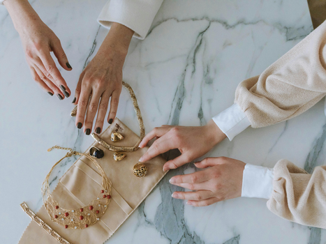 Unutulmaz Hediyelik Eşya Fikirleri: Çantadan Çelik Takıya Her Zevke Uygun Aksesuar Seçimi