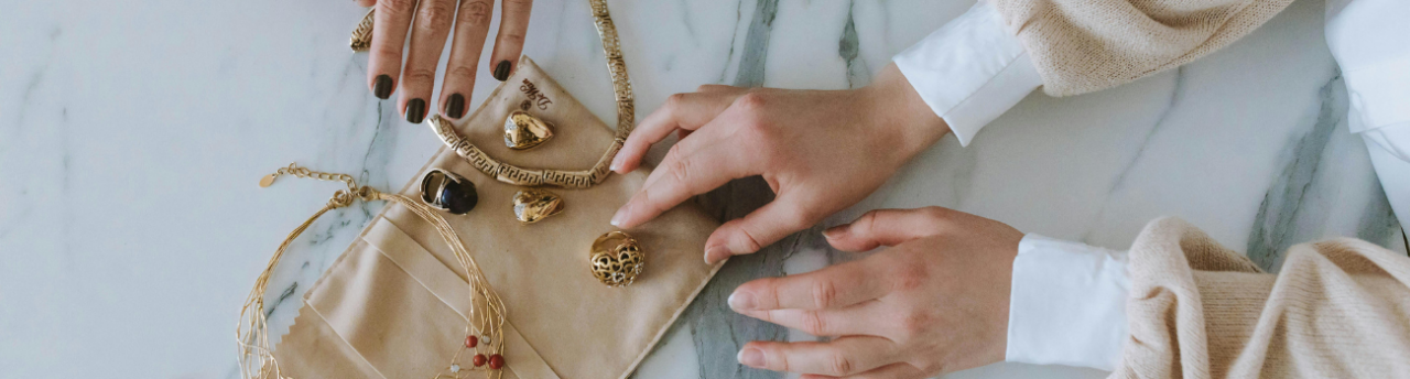 Unutulmaz Hediyelik Eşya Fikirleri: Çantadan Çelik Takıya Her Zevke Uygun Aksesuar Seçimi