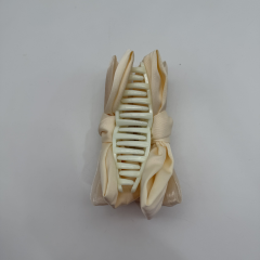 İnci Dokulu Krem Fiyonk Mandal Toka