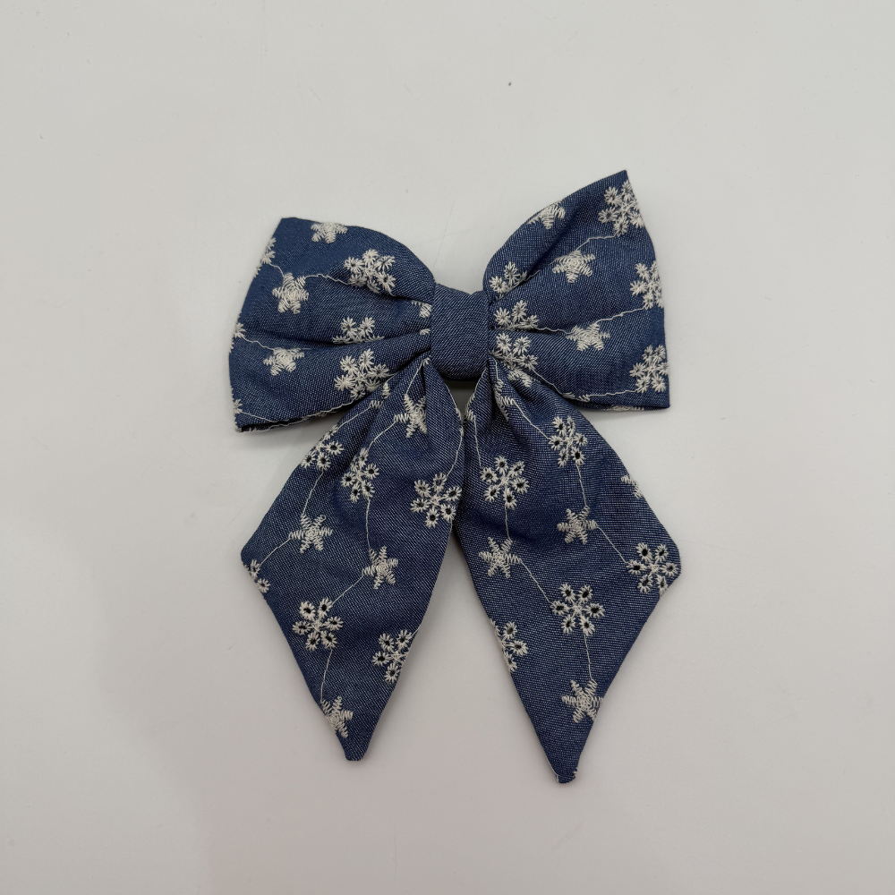 Mavi Çiçek Desenli Fiyonk Saç Tokası