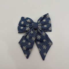 Mavi Çiçek Desenli Fiyonk Saç Tokası