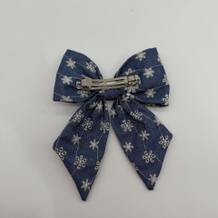 Mavi Çiçek Desenli Fiyonk Saç Tokası