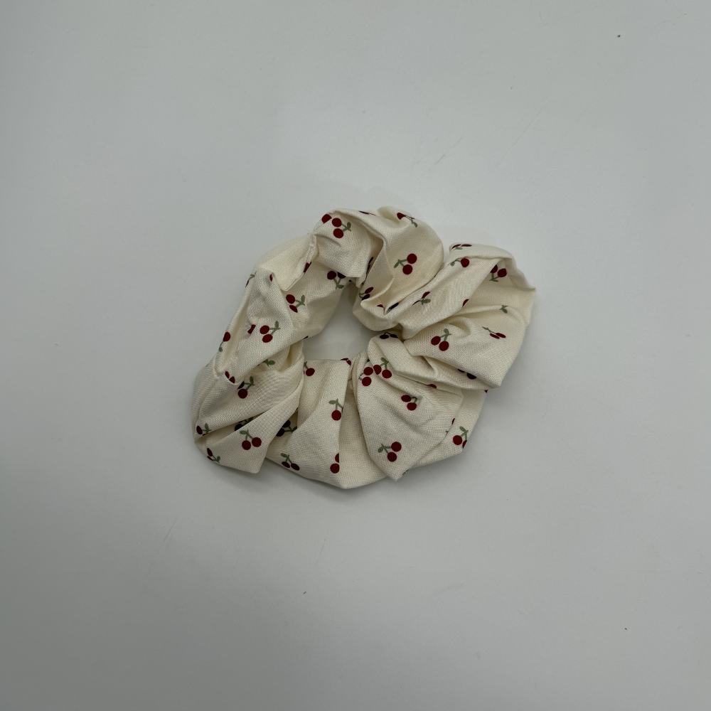 Kiraz Desenli Krem Scrunchie Toka