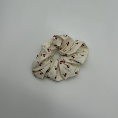 Kiraz Desenli Krem Scrunchie Toka