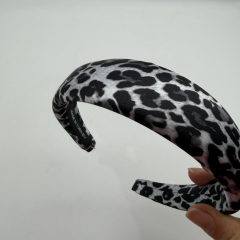 Siyah Beyaz Leopar Desenli Taç