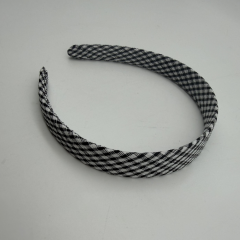 Siyah Beyaz Ekose Desenli İnce Taç