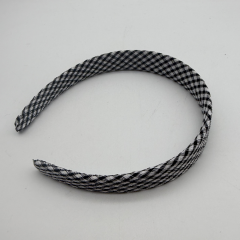 Siyah Beyaz Ekose Desenli İnce Taç