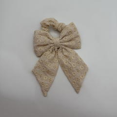 Krem Fiyonk Detaylı Scrunchie Toka
