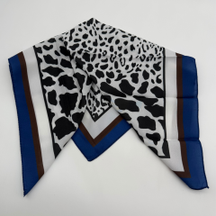 Siyah Beyaz Leopar Desenli İpek Saten Fular (50x50)