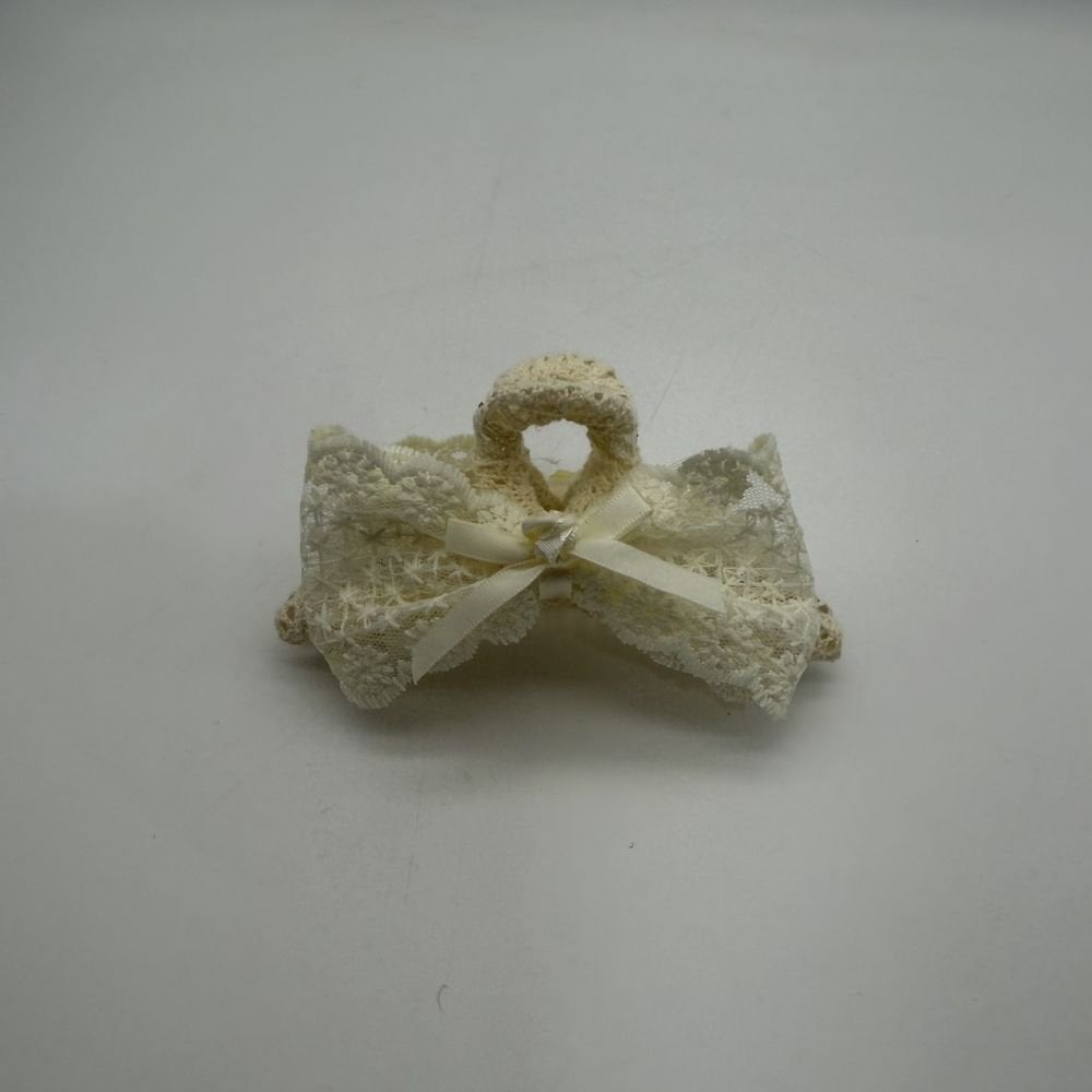 Krem Dantel Fiyonk Detaylı Mandal Toka