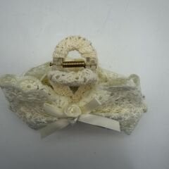 Krem Dantel Fiyonk Detaylı Mandal Toka