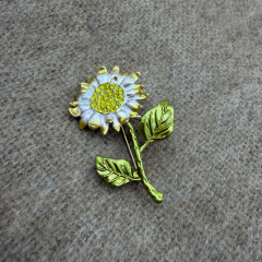 Papatya Desenli Kadın Broş