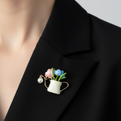 Saksı İçerisinde Çiçek Detaylı Kadın Yaka Broşu