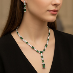 Beyaz Parıltılı Taşı ve Yeşil Taş Detaylı Kadın Kolye Küpe Takımı