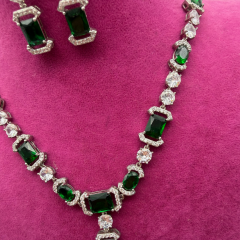 Beyaz Parıltılı Taşı ve Yeşil Taş Detaylı Kadın Kolye Küpe Takımı