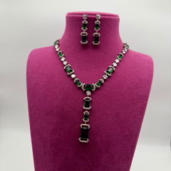 Beyaz Parıltılı Taşı ve Yeşil Taş Detaylı Kadın Kolye Küpe Takımı