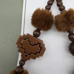 Kahverengi Peluş Detaylı Boncuklu Anahtarlık