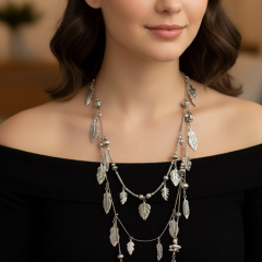 Uzun Yaprak Detaylı Gümüş Rengi Kadın Kolye 90 CM