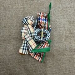 Fiyonk Detay Fularlı Ayıcık Mandal Toka