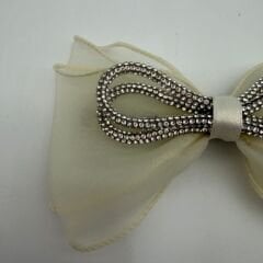 Taş Detaylı Beyaz Kurdele Fiyonk Toka