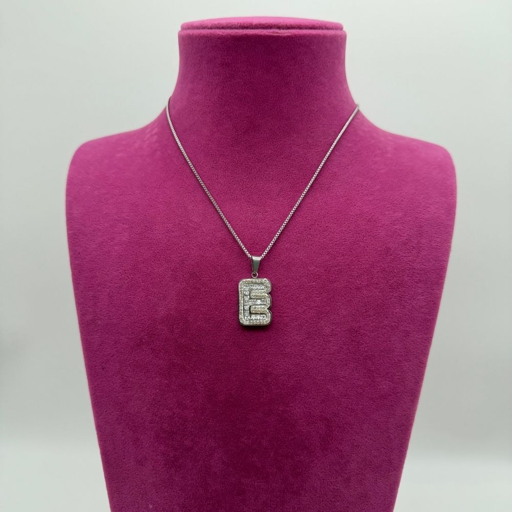 Taş Detaylı E Harfi Çelik Kolye