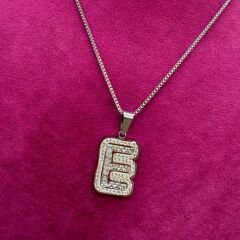 Taş Detaylı E Harfi Çelik Kolye