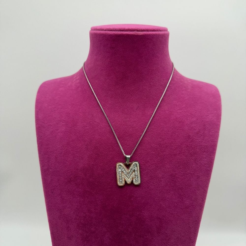 Taş Detaylı M Harfi Çelik Kolye