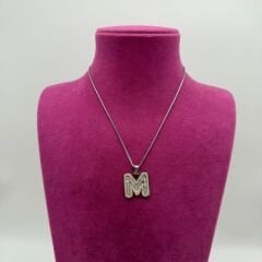 Taş Detaylı M Harfi Çelik Kolye