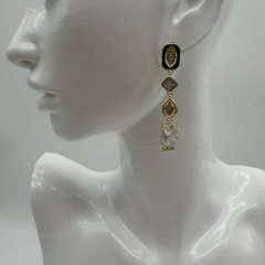 Siyah Mine Detaylı Uzun Taşlı Gold Sallantılı Küpe