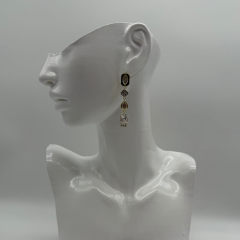 Siyah Mine Detaylı Uzun Taşlı Gold Sallantılı Küpe