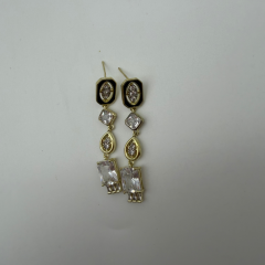 Siyah Mine Detaylı Uzun Taşlı Gold Sallantılı Küpe