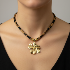 Leopar Desenli Kordonlu Gold Çiçek Charm Choker Statement Kolye