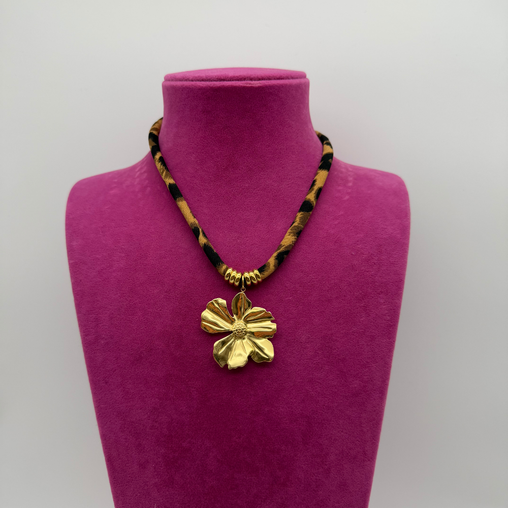 Leopar Desenli Kordonlu Gold Çiçek Charm Choker Statement Kolye