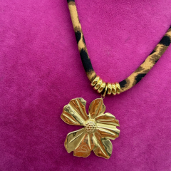 Leopar Desenli Kordonlu Gold Çiçek Charm Choker Statement Kolye