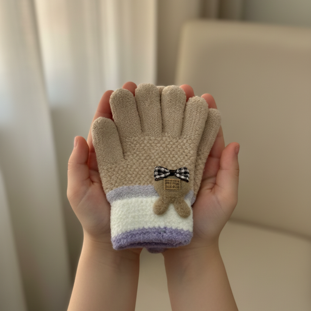 Çocuk Bej Triko Fiyonk ve Ayıcık Detaylı Eldiven – Lila Çizgili (3–6 Yaş)