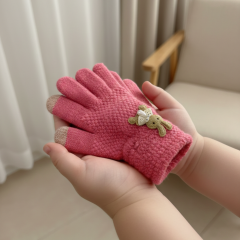 Çocuk Pembe Triko Tavşan Detaylı Eldiven – Dokulu Örgü Tasarımı (3–6 Yaş)