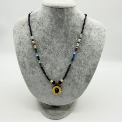 Renkli Doğal Taş Detaylı Altın Madalyon Kolye – 90 cm