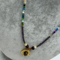 Renkli Doğal Taş Detaylı Altın Madalyon Kolye – 90 cm