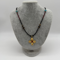 Doğal Taş Detaylı Gold Çiçek Uçlu Kolye – 90 cm