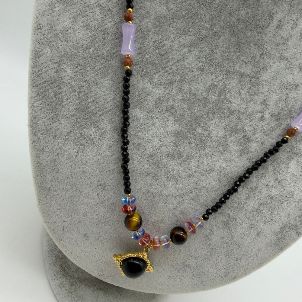 Doğal Taş Detaylı Siyah Merkez Taşlı Gold Kolye – 90 cm