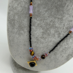 Doğal Taş Detaylı Siyah Merkez Taşlı Gold Kolye – 90 cm