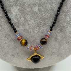 Doğal Taş Detaylı Siyah Merkez Taşlı Gold Kolye – 90 cm