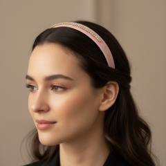 Pembe Taş Detaylı Şık Saç Bandı – Zarif ve Modern Tasarım