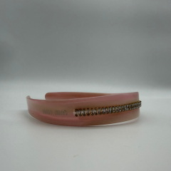 Pembe Taş Detaylı Şık Saç Bandı – Zarif ve Modern Tasarım