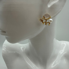 Gold Bulut ve İnci Detaylı Şık Küpe Seti – Modern & Zarif Tasarım