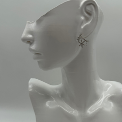 Gümüş Yıldız Figürlü Şık Küpe – Modern ve Işıltılı Tasarım