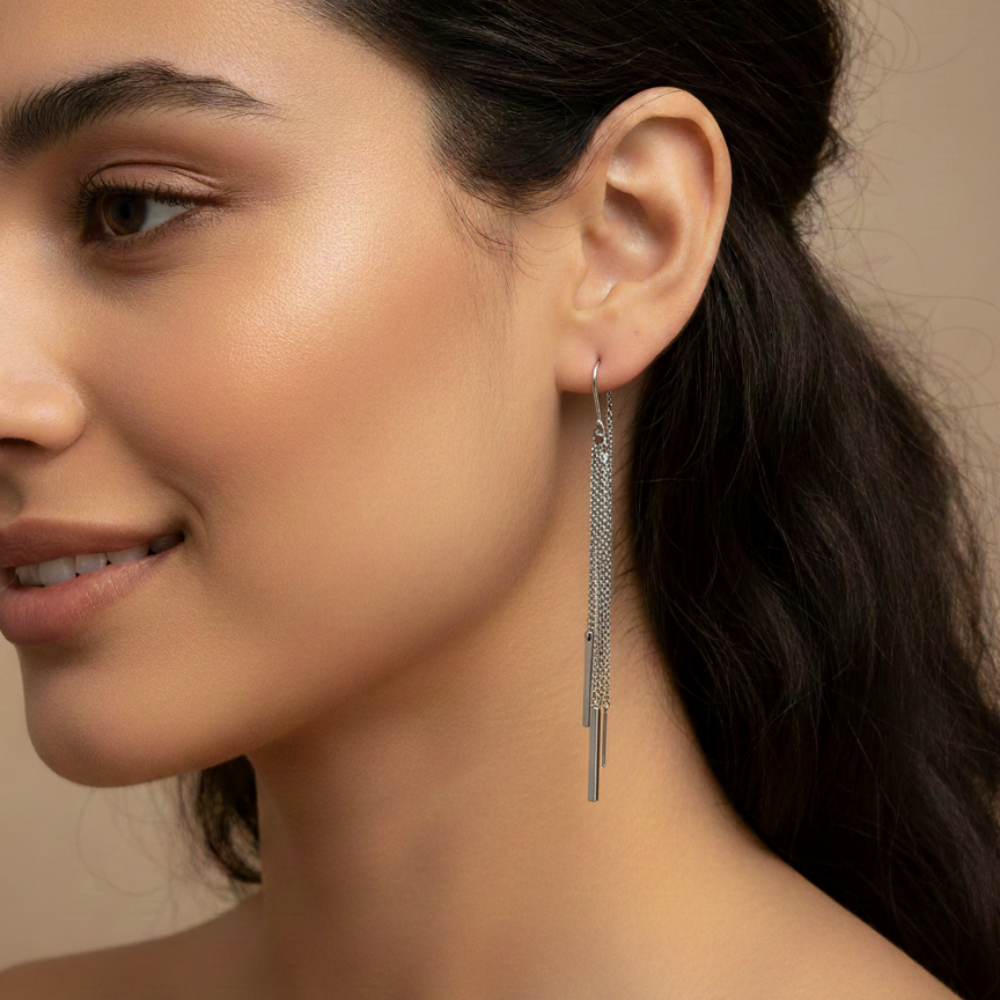 Gümüş Uzun Zincir Detaylı Sallantılı Küpe – Modern & Minimal Tasarım