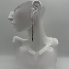 Gümüş Uzun Zincir Detaylı Sallantılı Küpe – Modern & Minimal Tasarım