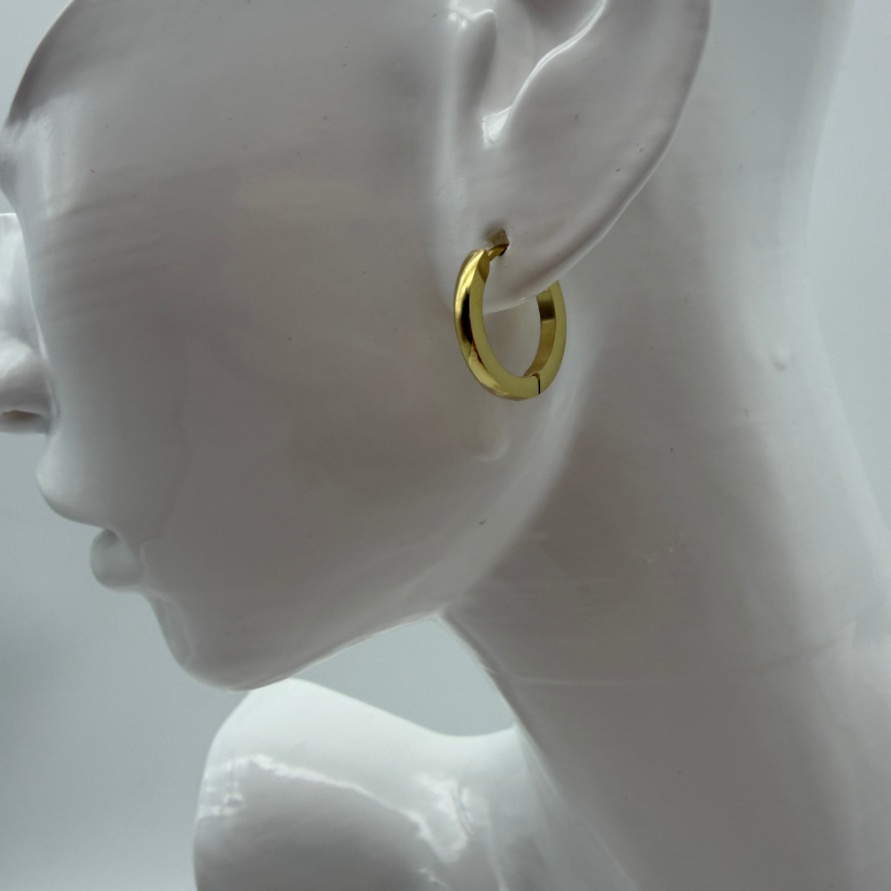 Gold Köşeli Halka Küpe – Modern & Minimal Şık Tasarım