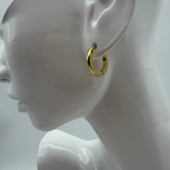 Gold Köşeli Halka Küpe – Modern & Minimal Şık Tasarım